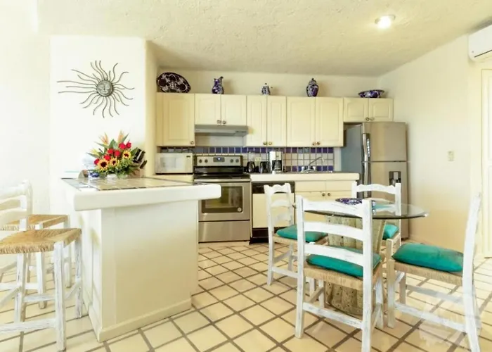 Apartment & Oceanfront Terrasol Condo, 2 Pools & Patio *